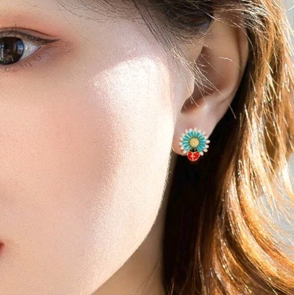 💥LOW STOCK💥Bloomin' Ladybug Earrings - Picture 4 of 5